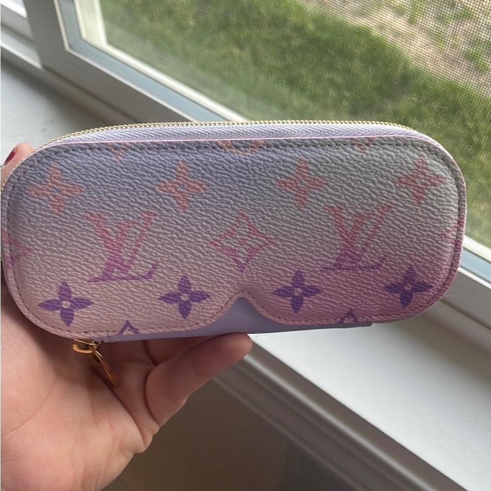 💜💜 Louis Vuitton pastel limited edition sunglasses case 💜💜
